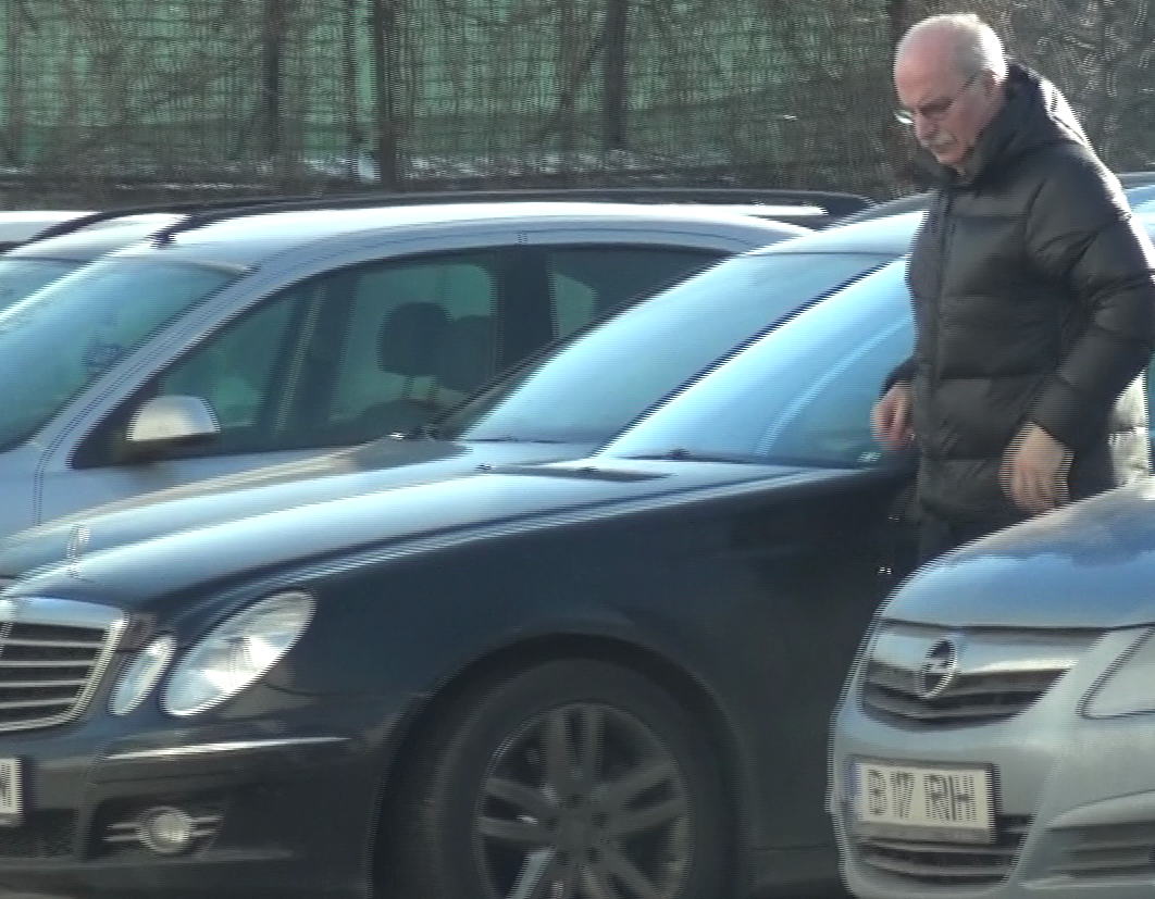 Bellu a plecat in mall pentru a cumpara doua cafele