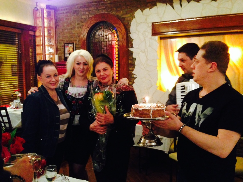 In momentul in care a primit tortul, artista s-a emotionat pana la lacrimi