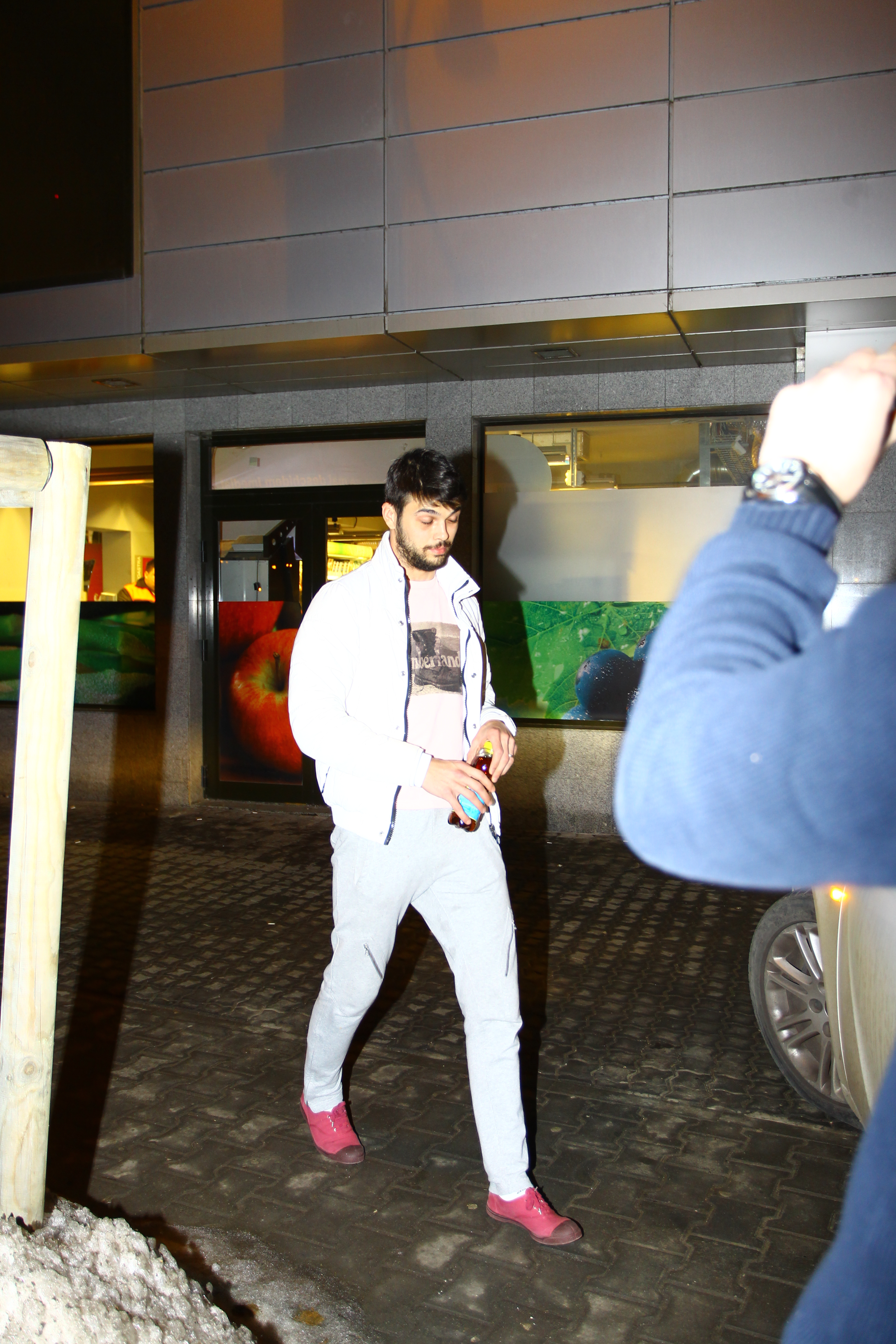 Marius s-a oprit la supermaket pentru a lua o sticla de suc