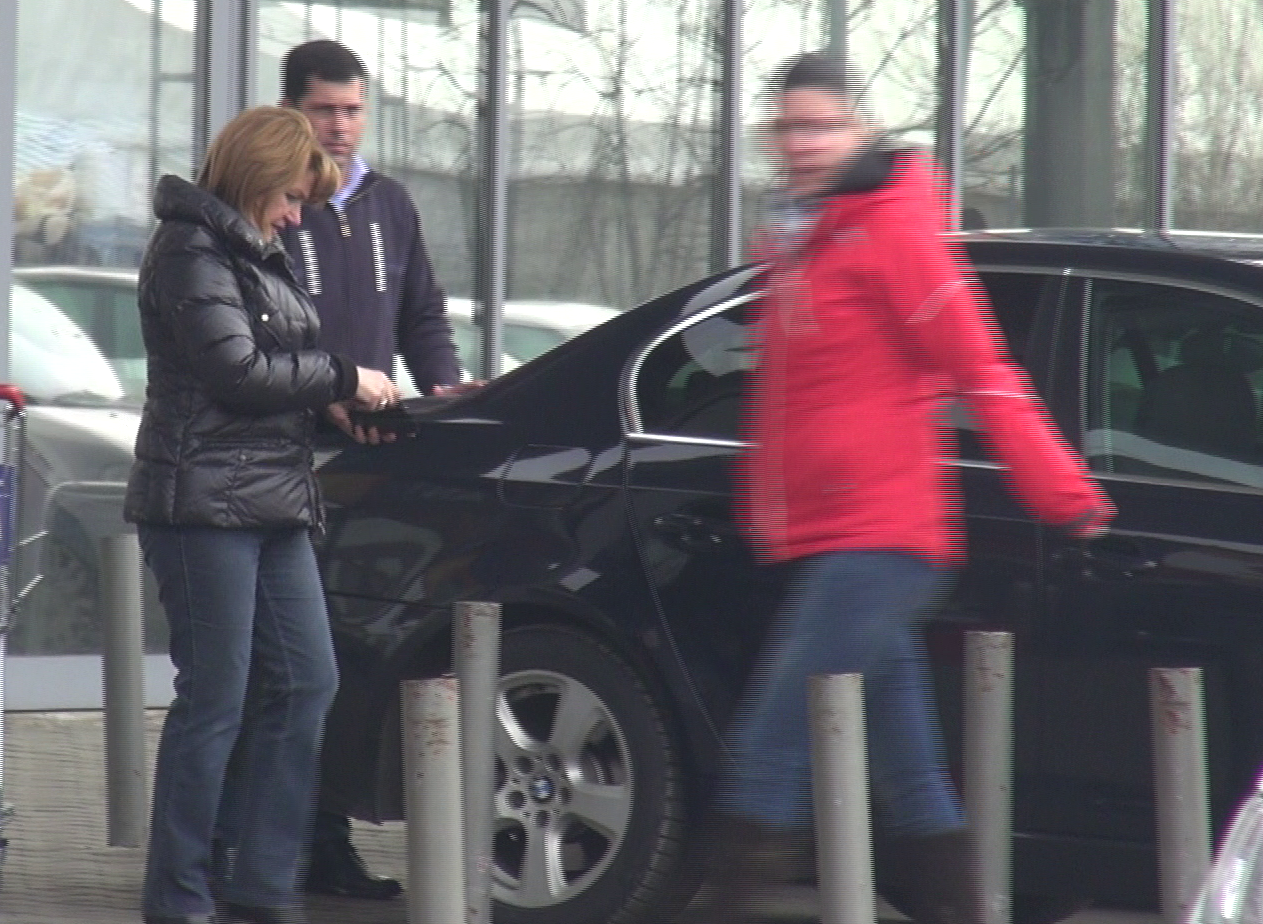 Dupa ce a lasat cumparaturile in grija SPP-istului, MAria Basescu s-a cautat de marunt