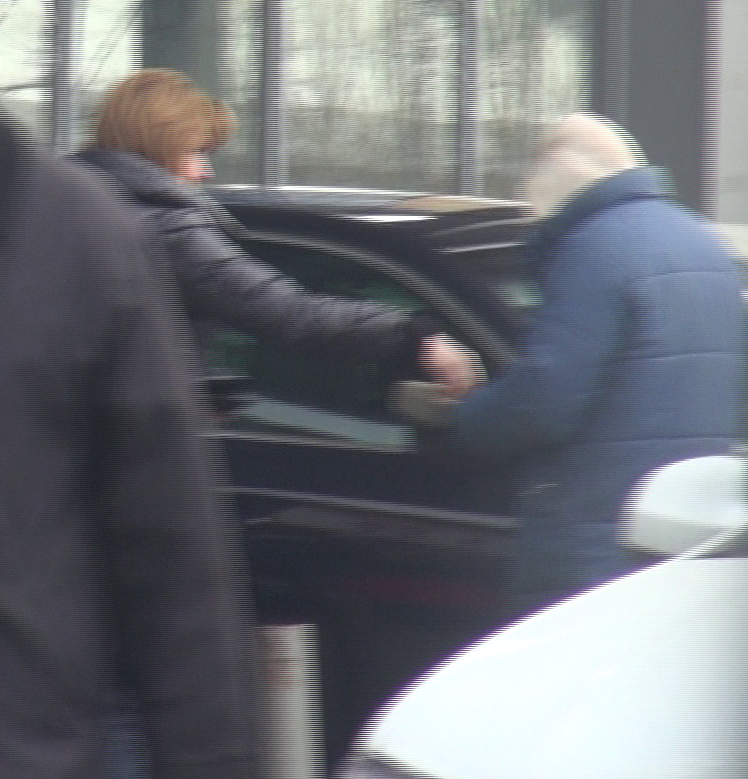 Sotia lui Traian Basescu a pus banii in palaria omului strazii