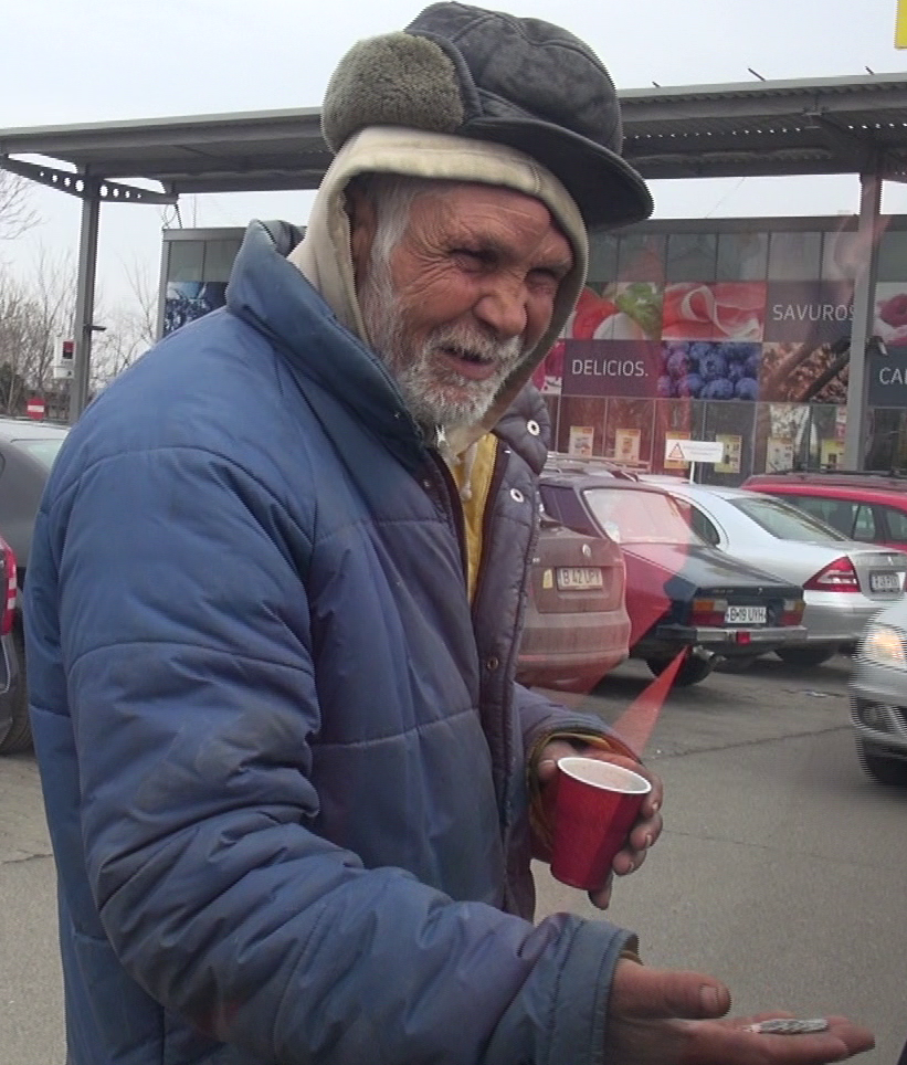 Dezamagit, omul strazii le-a arata paparazzilor CANCAN.ro cat a primit din partea doamnei Basescu