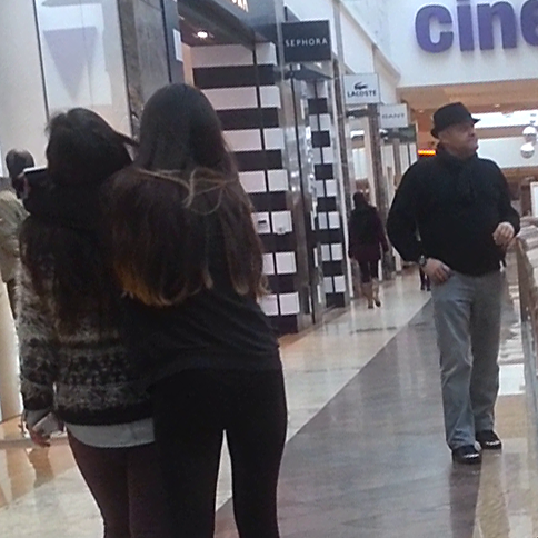 Fostul fotbalist a asteptat ca blonda sa iasa din magazin