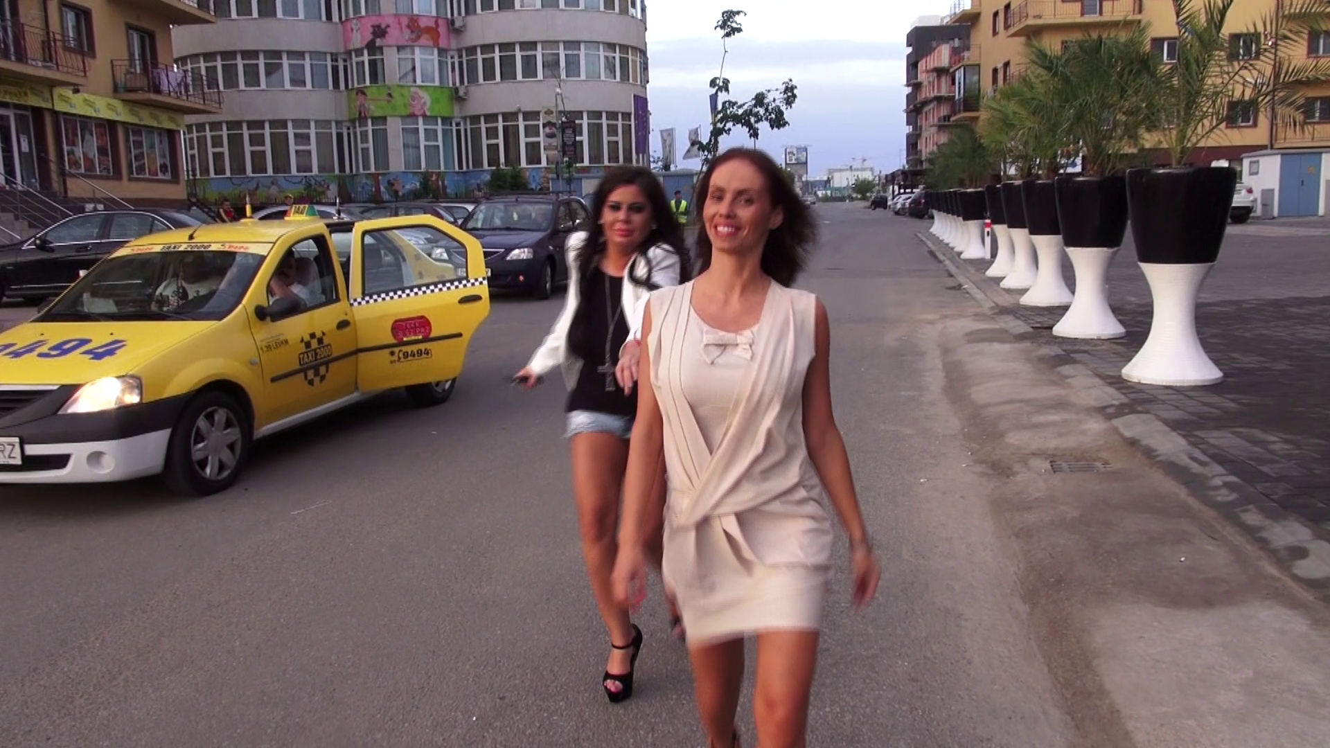 Cele doua prietene au venit impreuna la petrecerea data in cinstea stelistilor