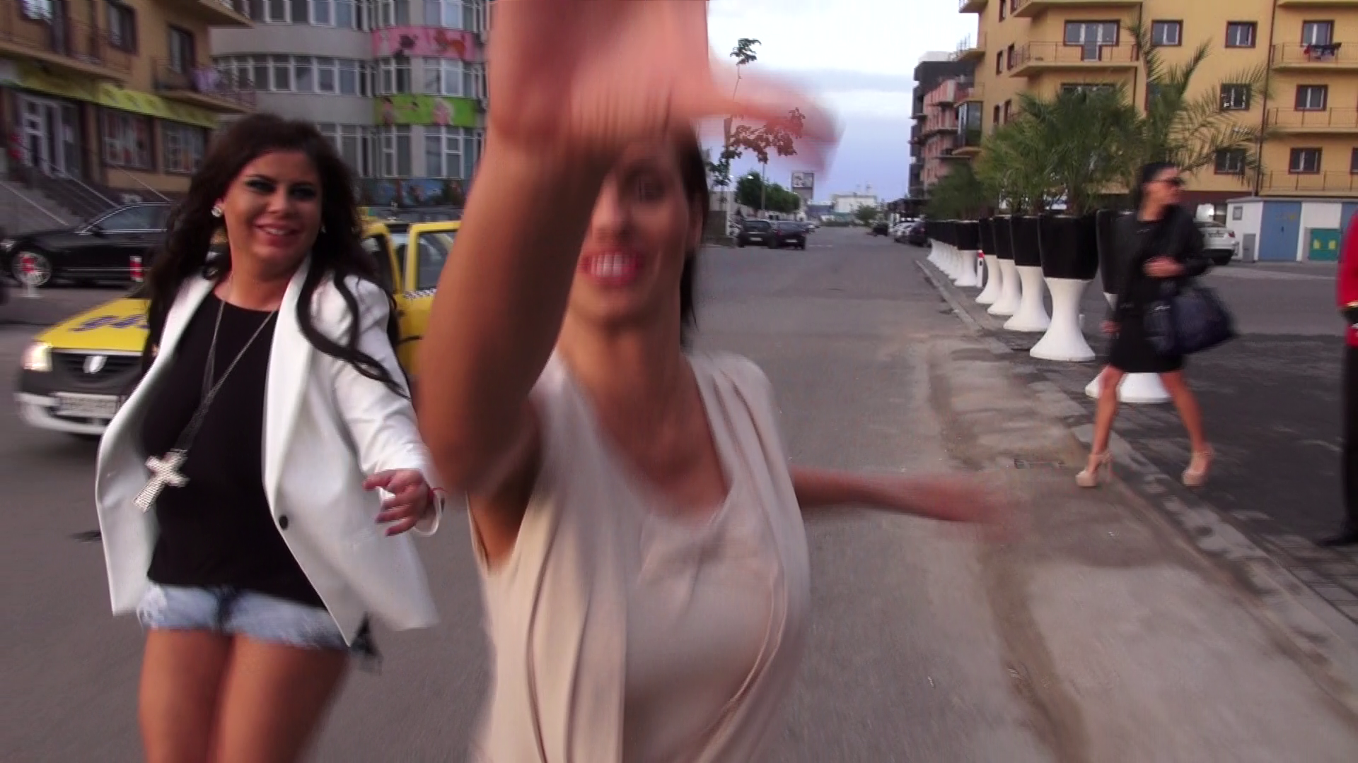 Flore si Lavinia erau prietene doar de distractii