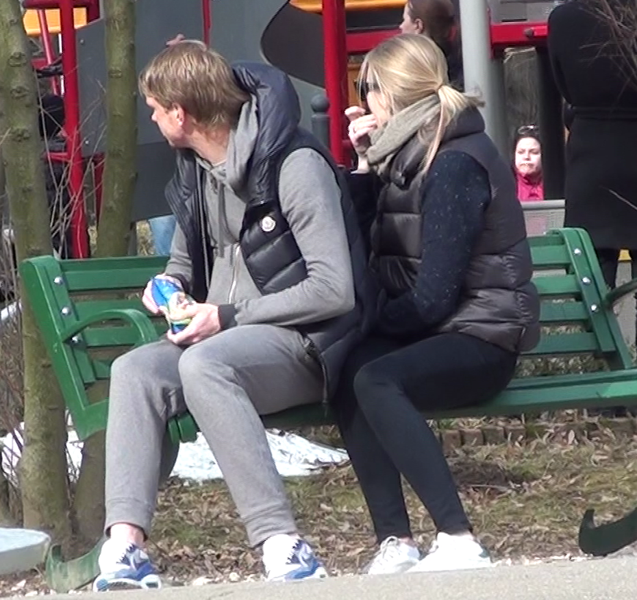 Arla si sotia lui au luat loc pe o banca si s-au uitat spre spatiul de joaca