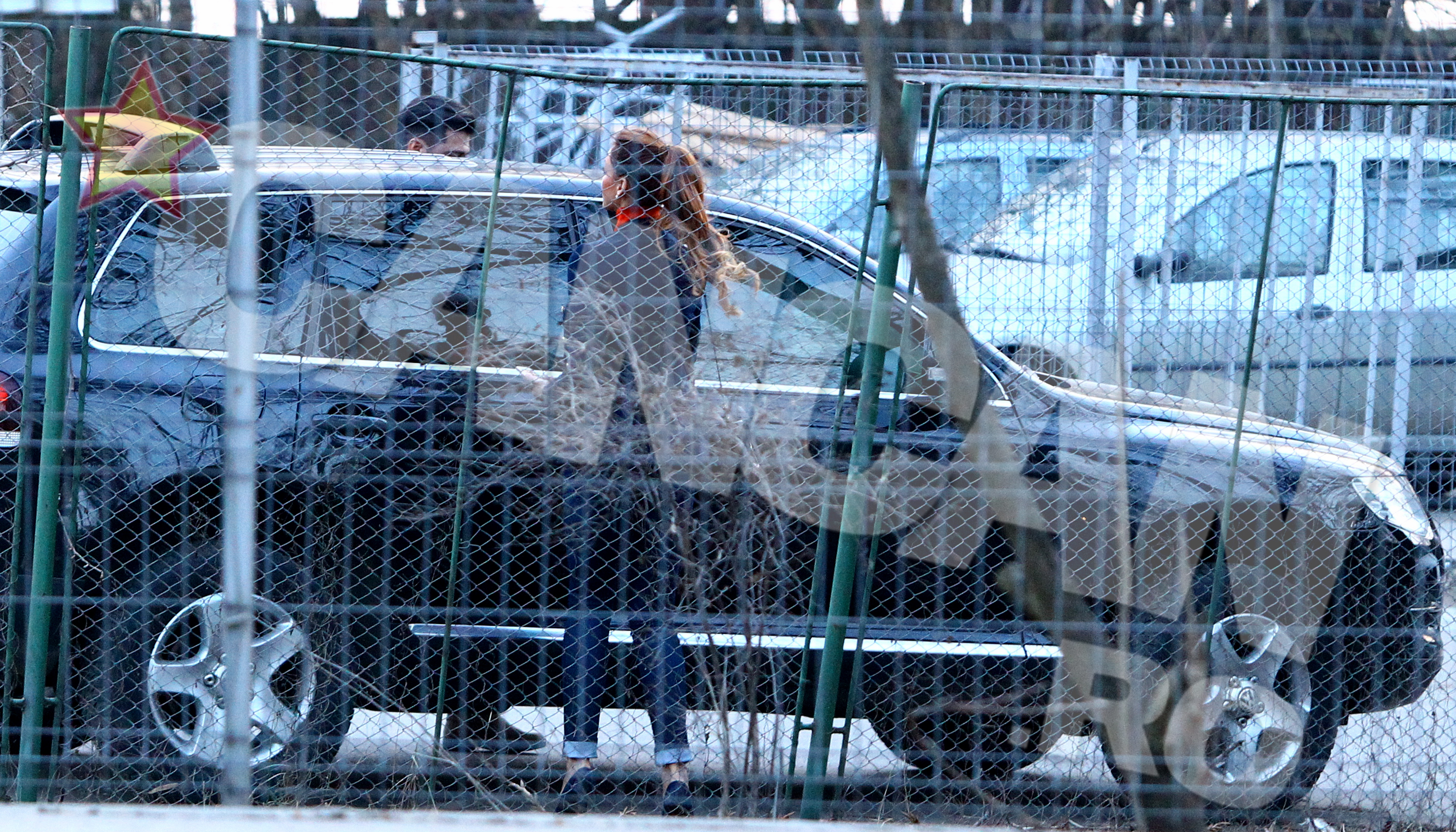 Bianca s-a urcat in masina, dar se vedea de la distanta ca nu e in apele ei