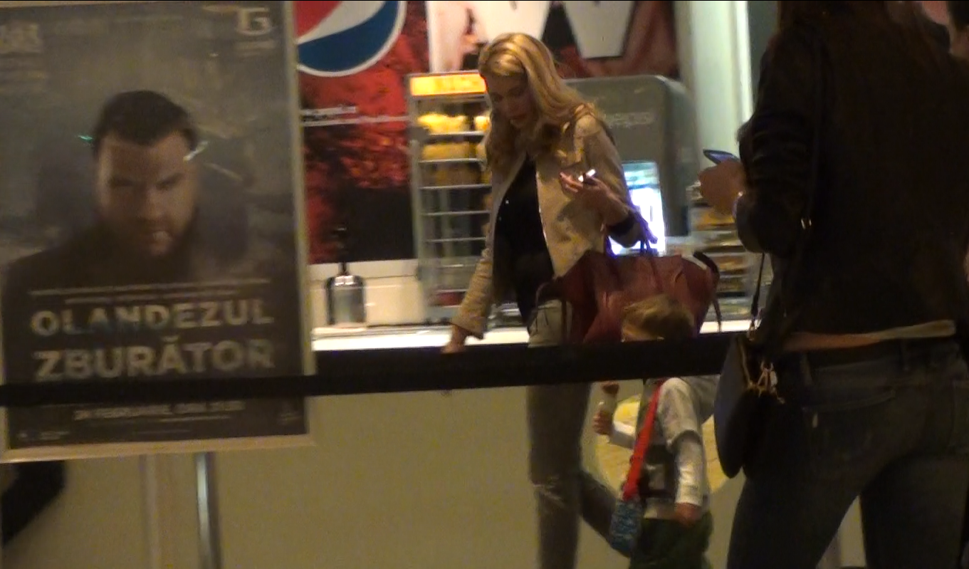 Alina si-a aratat burtica de gravida