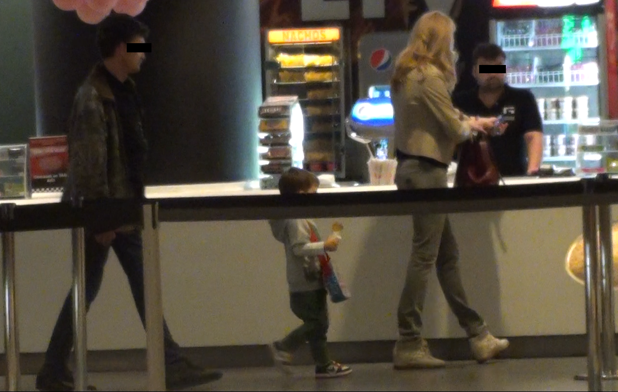 Tatal Alinei o insoteste peste tot de cand sotul ei a intrat in inchisoare