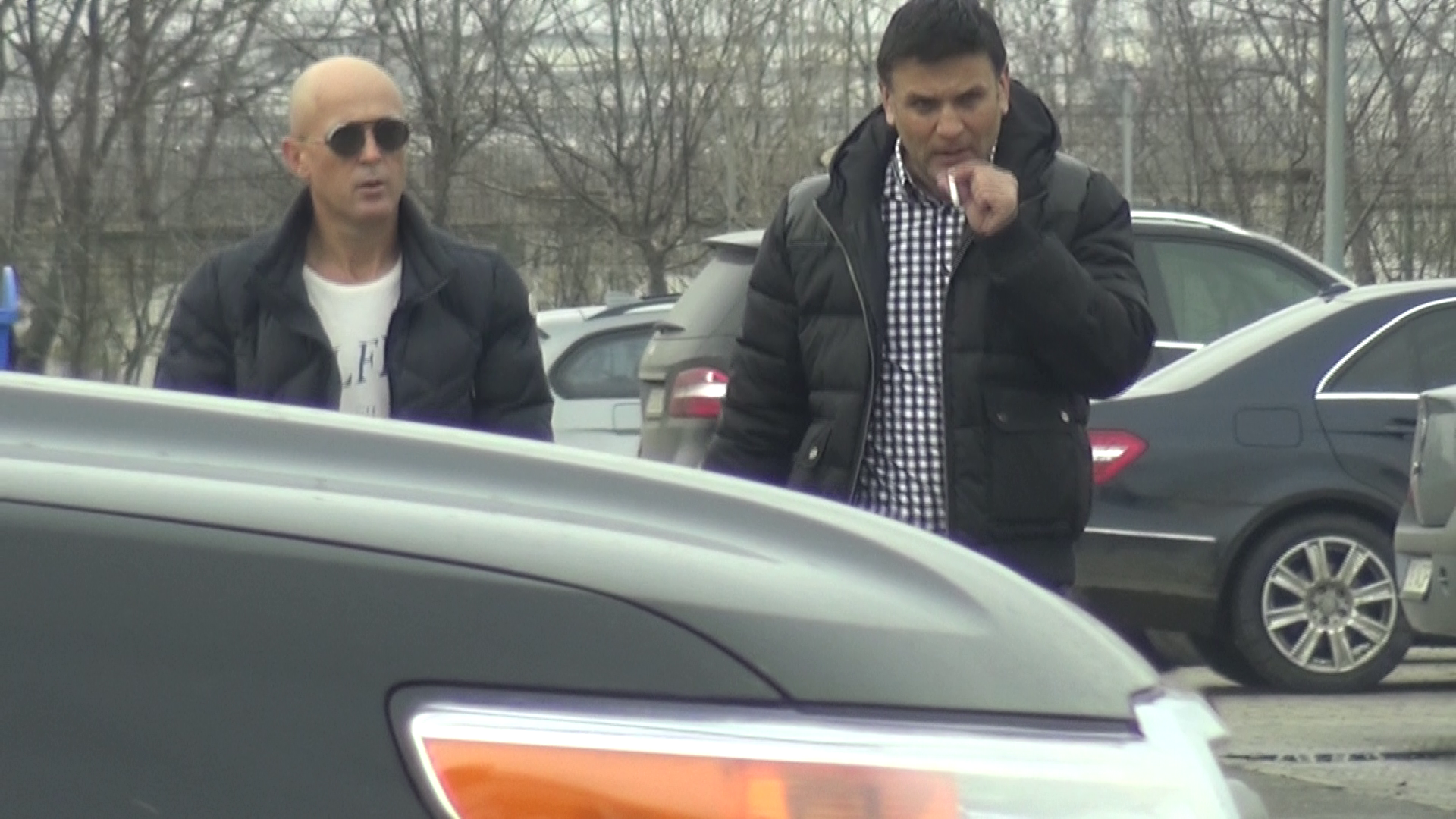 Actorul nu renunta la ochelari nici cand afara nu este soare