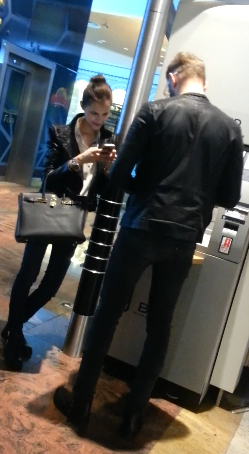 Sorin scoate bani de la bancomat