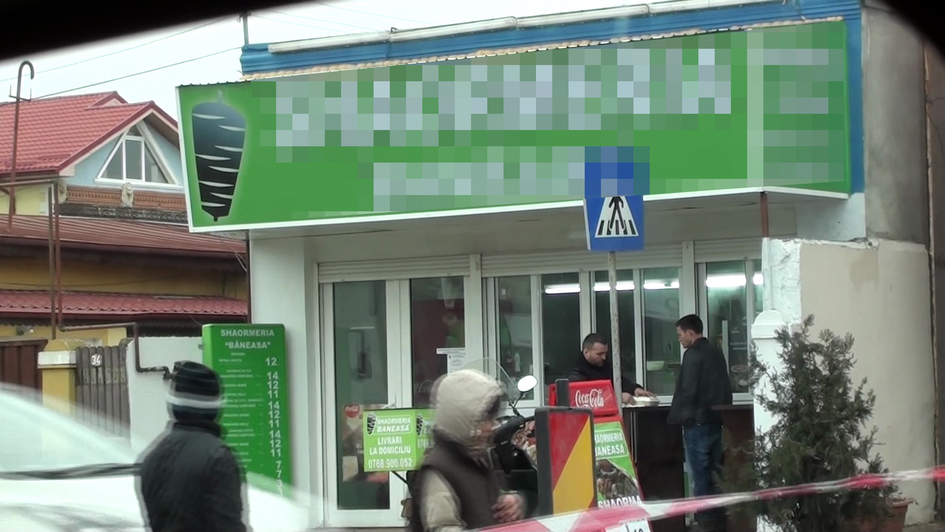 Cantareata se pare ca nu-i face de mancare iubitului asa ca acesta este nevoit sa incerce shaorma