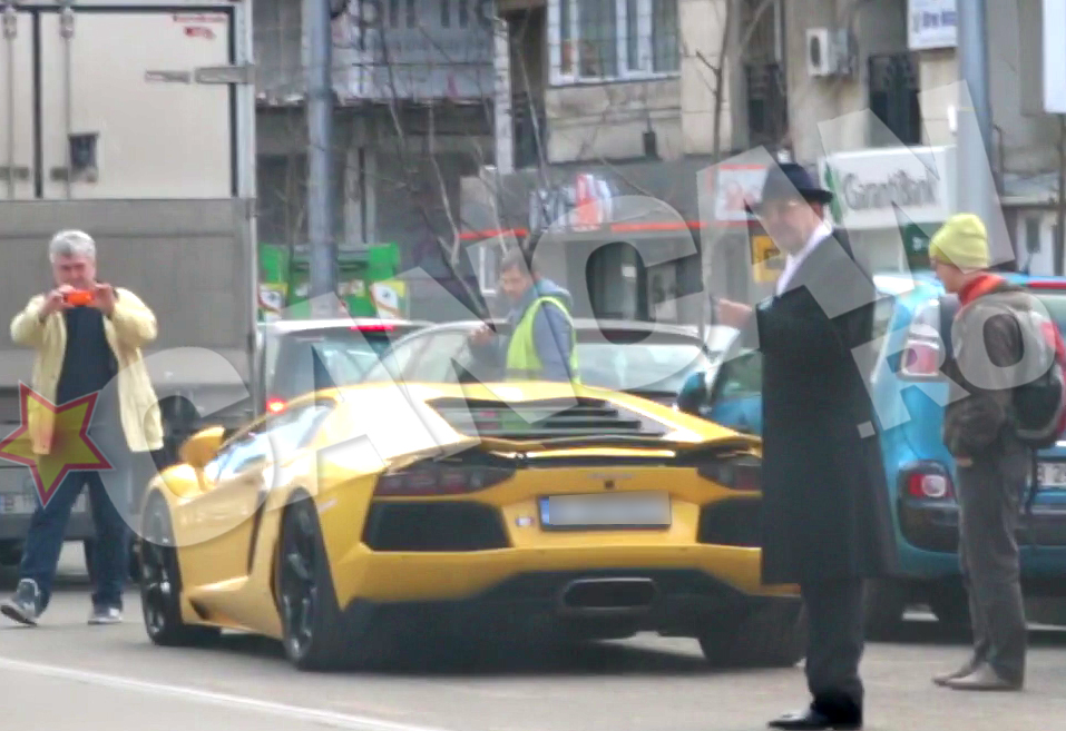 Ajuns la masina, Nicorescu nu i-a deranjat pe cei care ii fotografiau masina