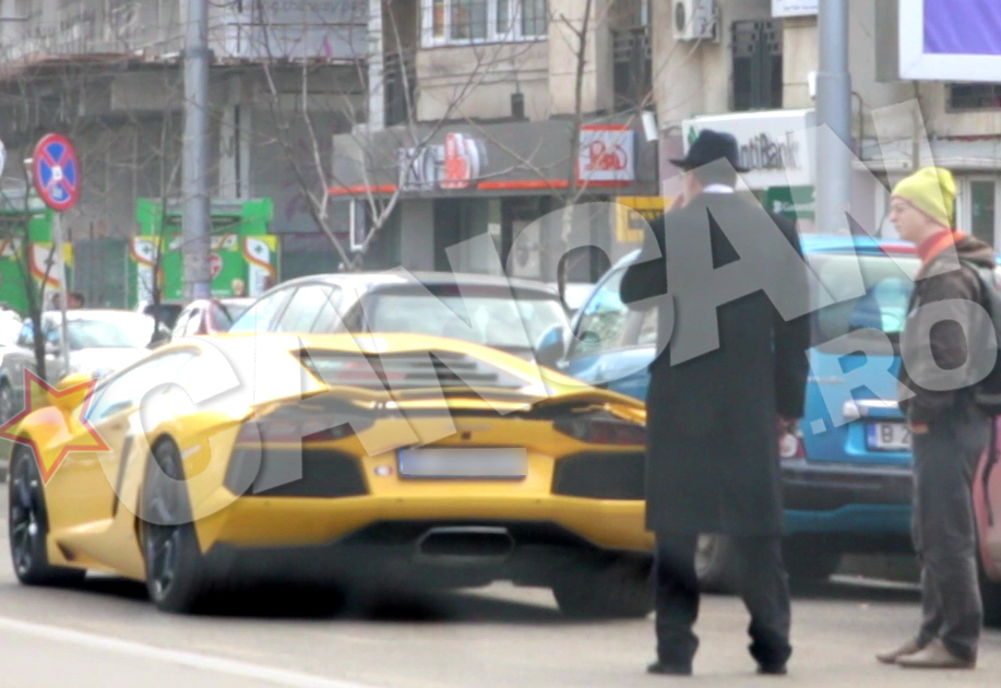 Unul dintre cei care au ramas impresionati de masina milionarului a intrat in vorba cu acesta