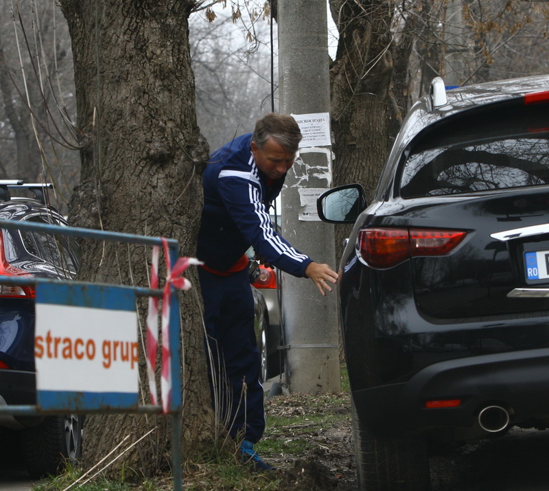 Petrescu a coborat din masina si s-a strecurat intre pom si masina pentru a vedea daca a zgariat protiera