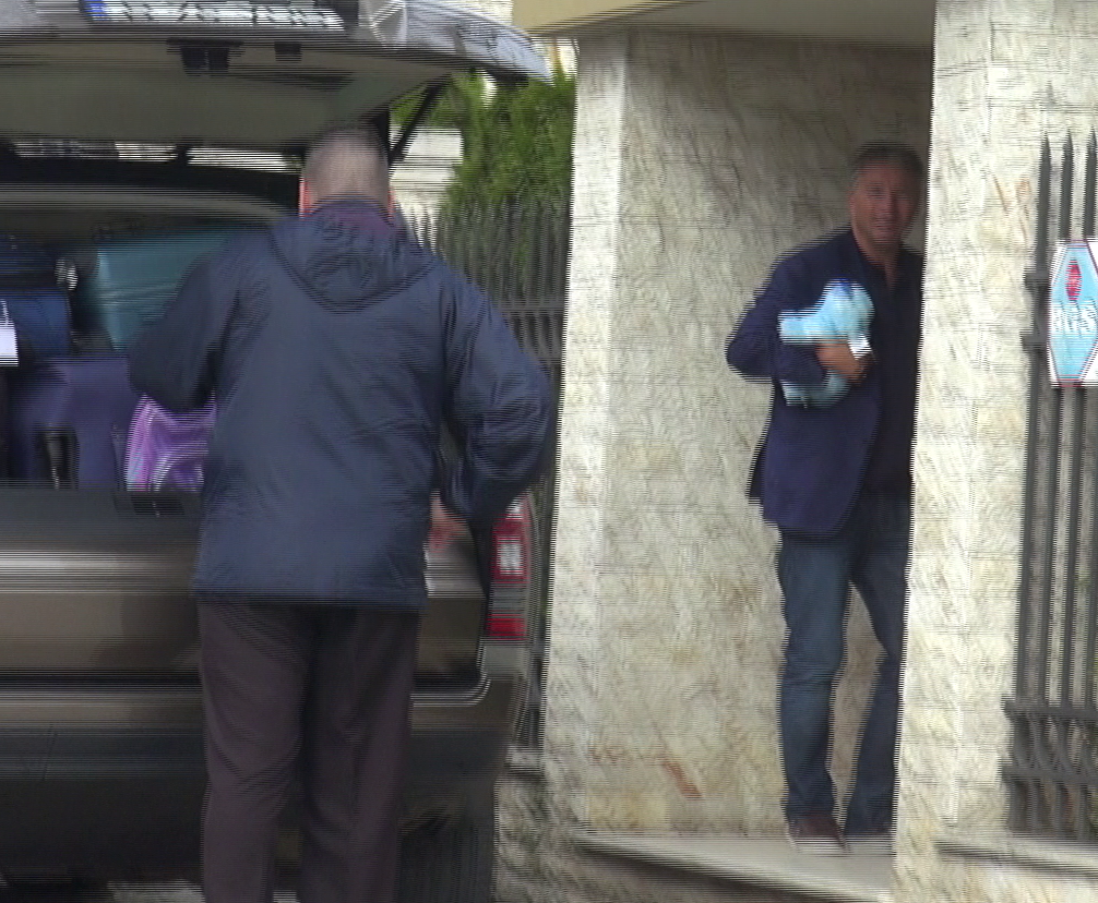 Dan Petrescu a venit de la aeroport cu o alta masina si a intrat grabit in casa