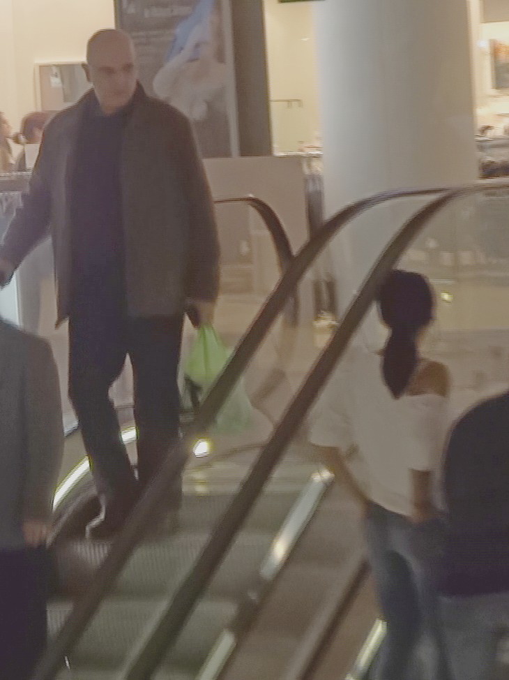 Arafat a mancat singur, apoi s-a indreptat cu viteza spre un petshop