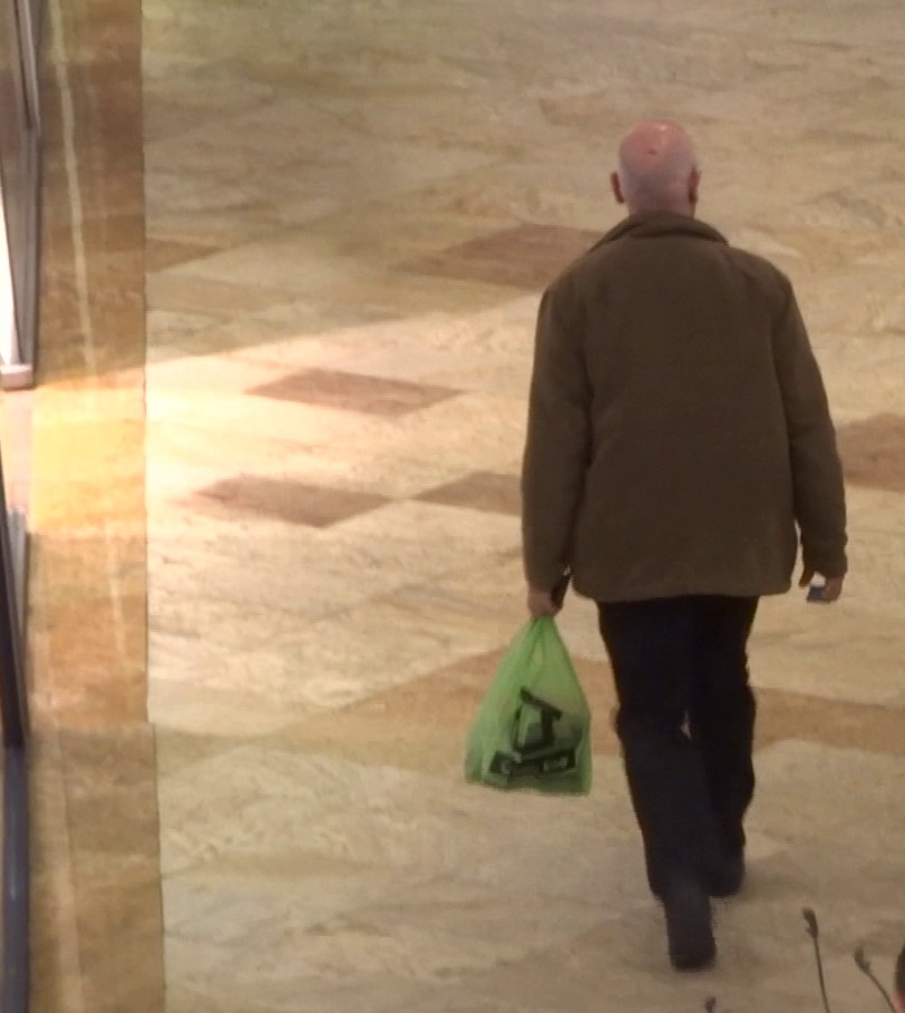 In timpul plimbarii Arafat si-a cumparat ceva dintr-un magazin