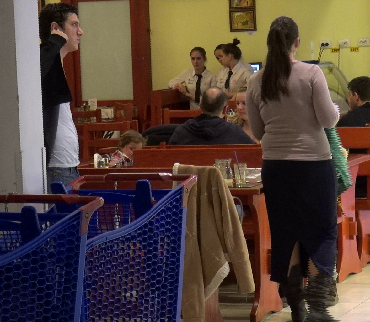 Actorul, sotia si fiul au luat masa dupa o prima tura prin magazine