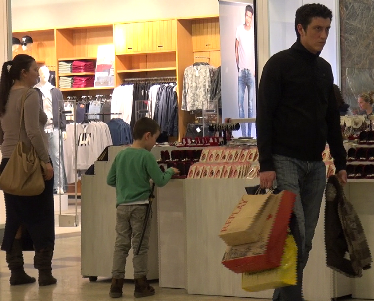 Cu pungile in mana, Costi s-a invartit in cerc in timp ce sotia si fiul consultau oferta unui stand