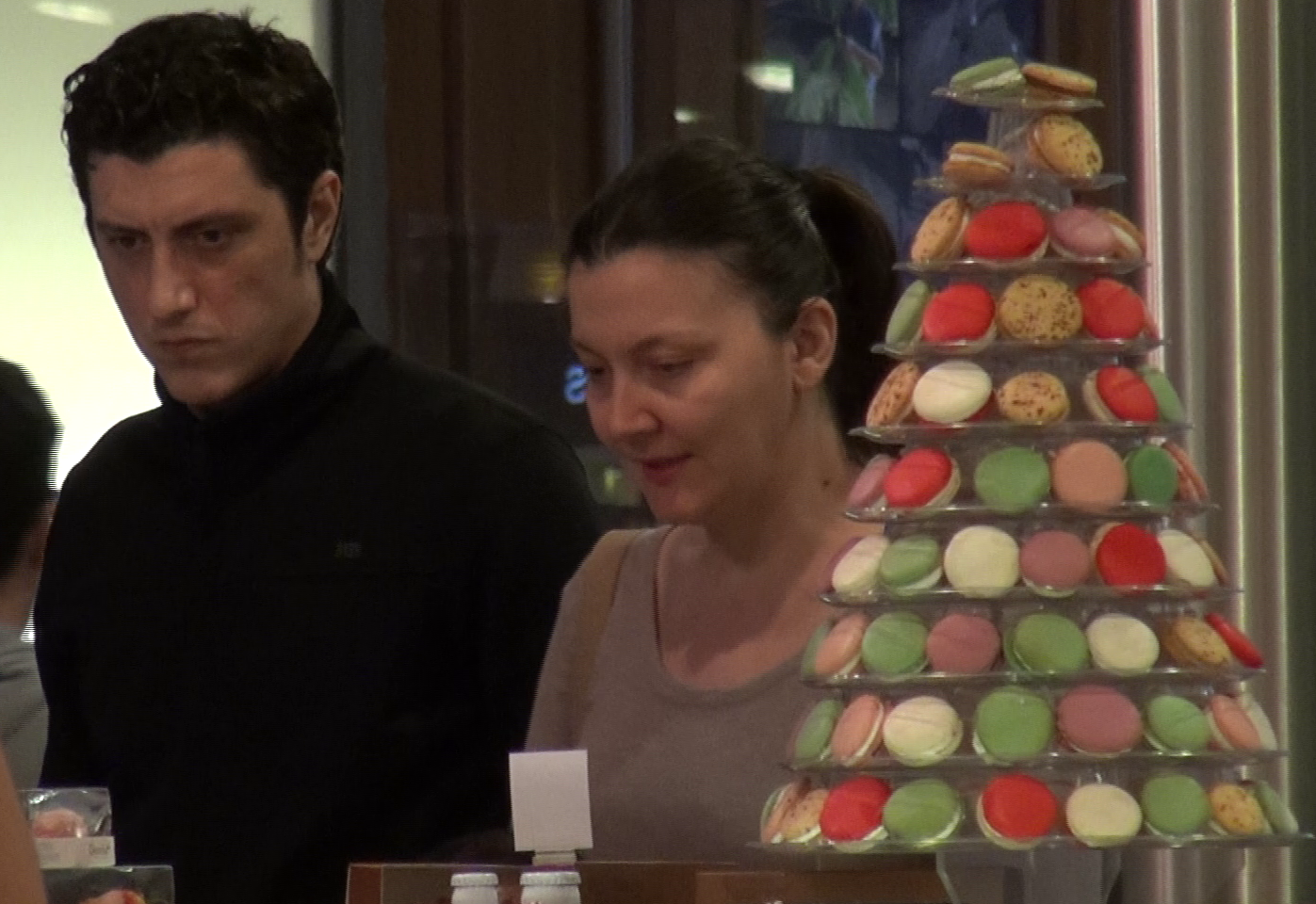 Sotia lui Costi a poftit, la randul ei, la prajiturele