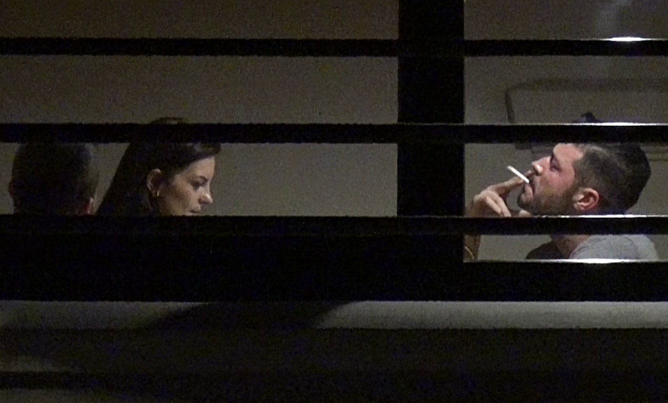 Aflat la o cafenea cu o femeie si cu un barbat, Slav a fumat continuu