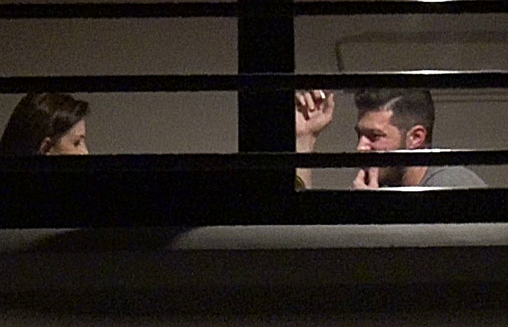 Victor a avut nenumarate gesturi care i-au tradat nervozitatea, la masa