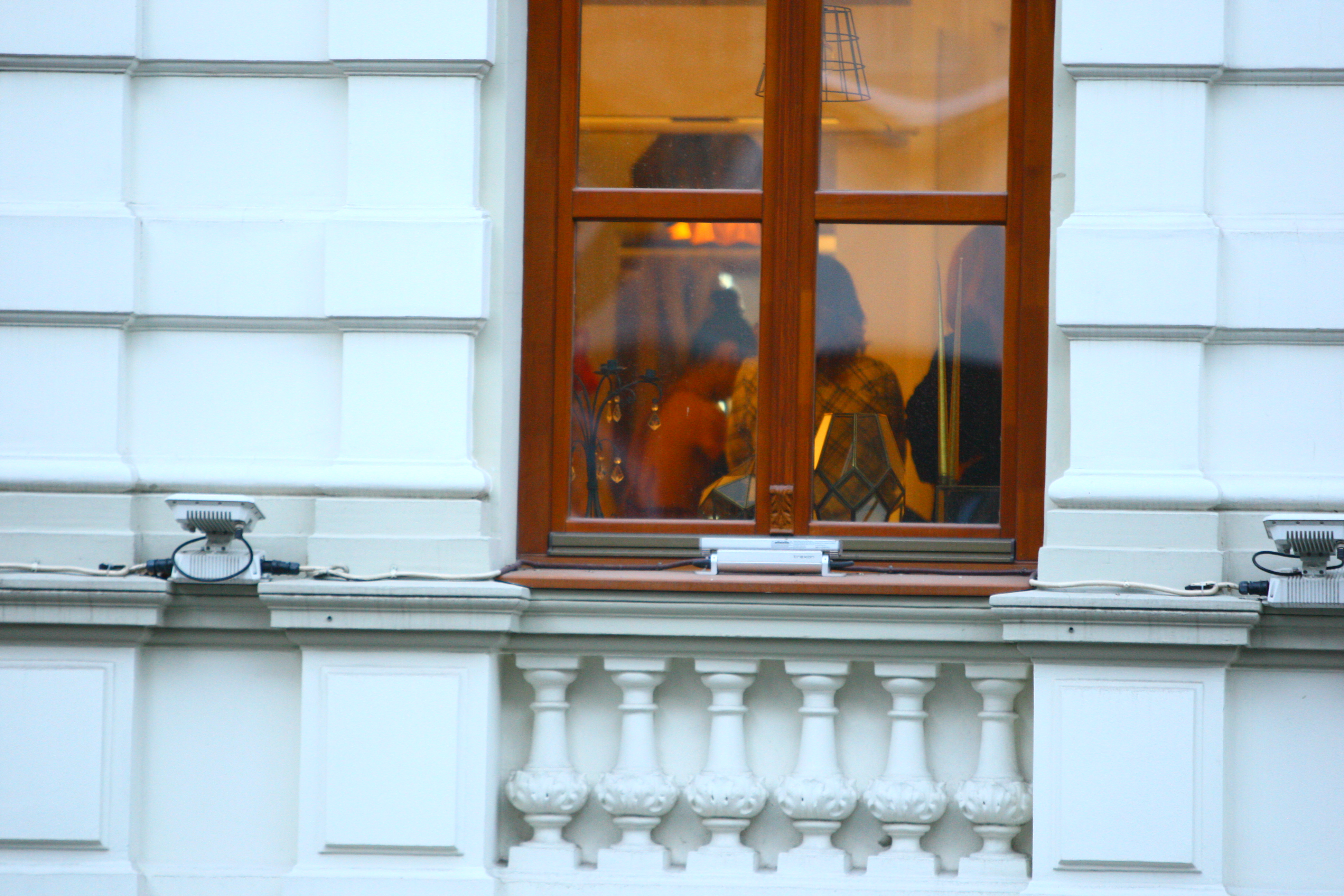 Bai Ling a probat mai multe tinute de la designerul Andra Turcanu