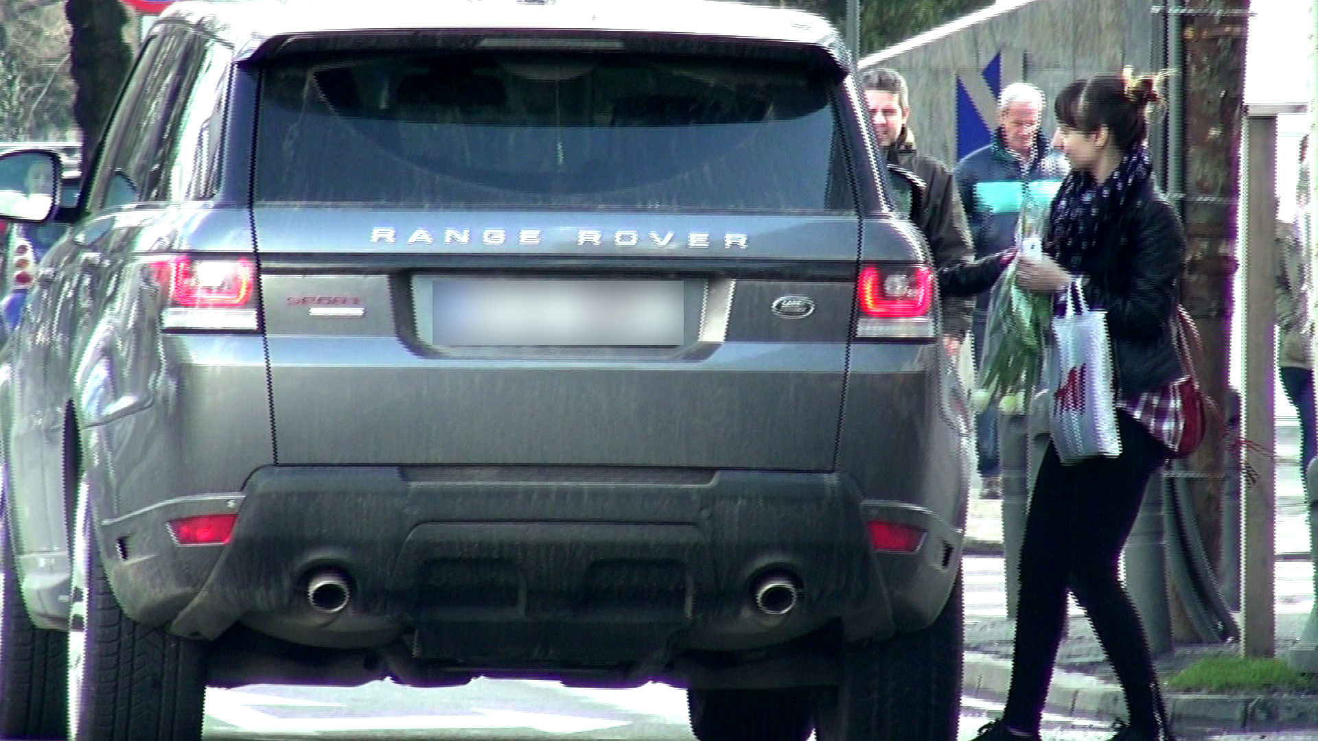 Alexandra a oprit intr-un loc interzis si a asteptat sa se urce prietena sa in masina