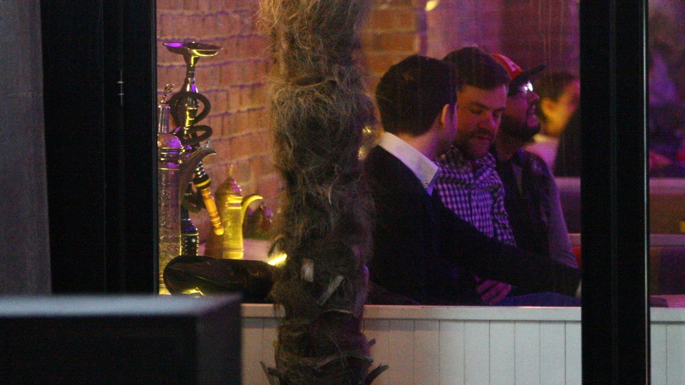 Cei trei artisti s-au reunit la o cafenea in Centrul Istoric