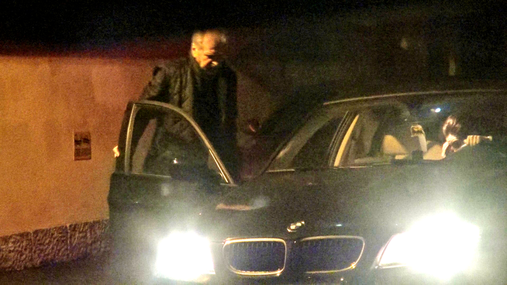 Dinu Gheorghe a coborat din masina si a plecat intrat in casa