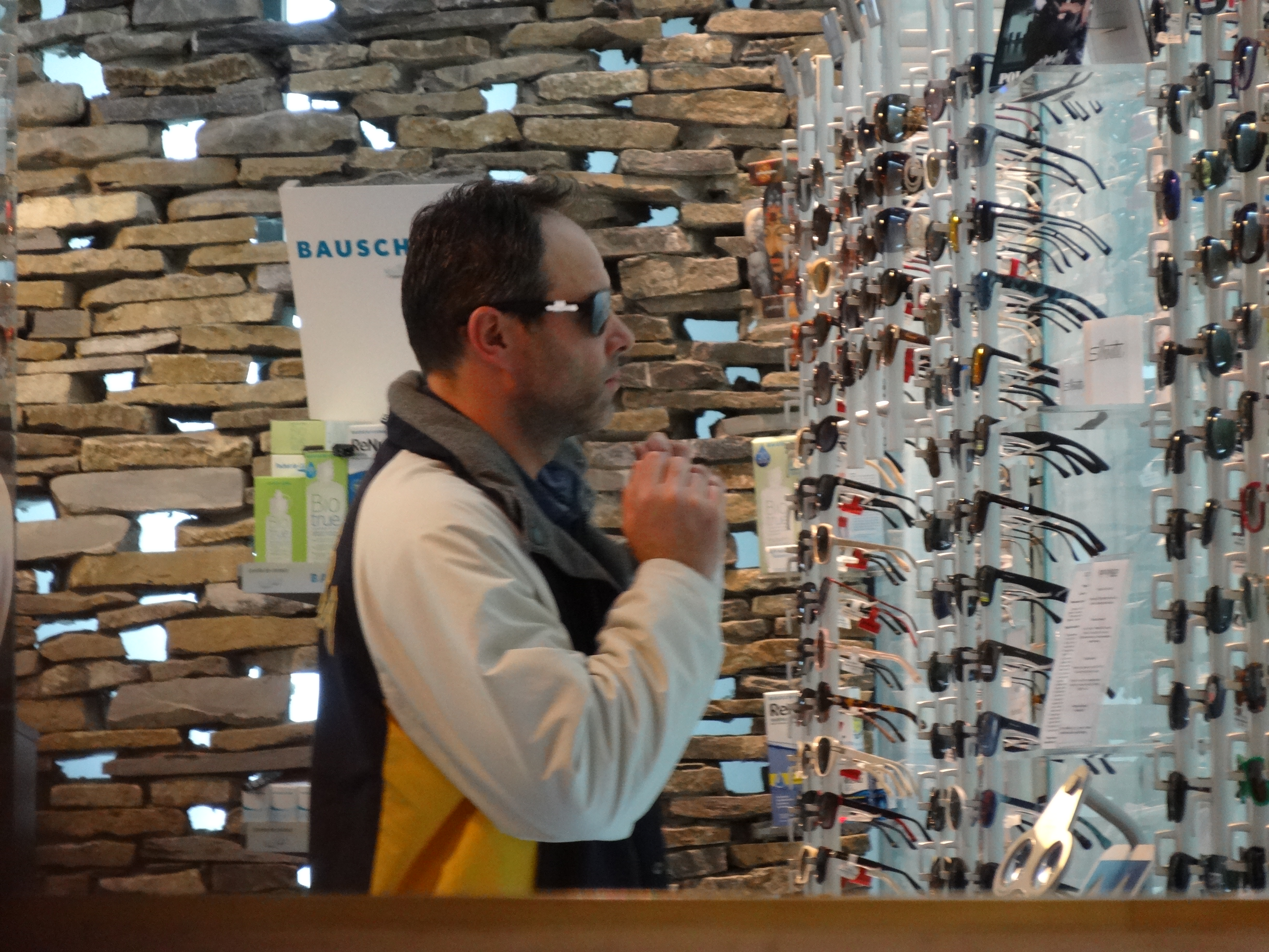 Iubitul Biancai Brad probeaza ochelari de soare