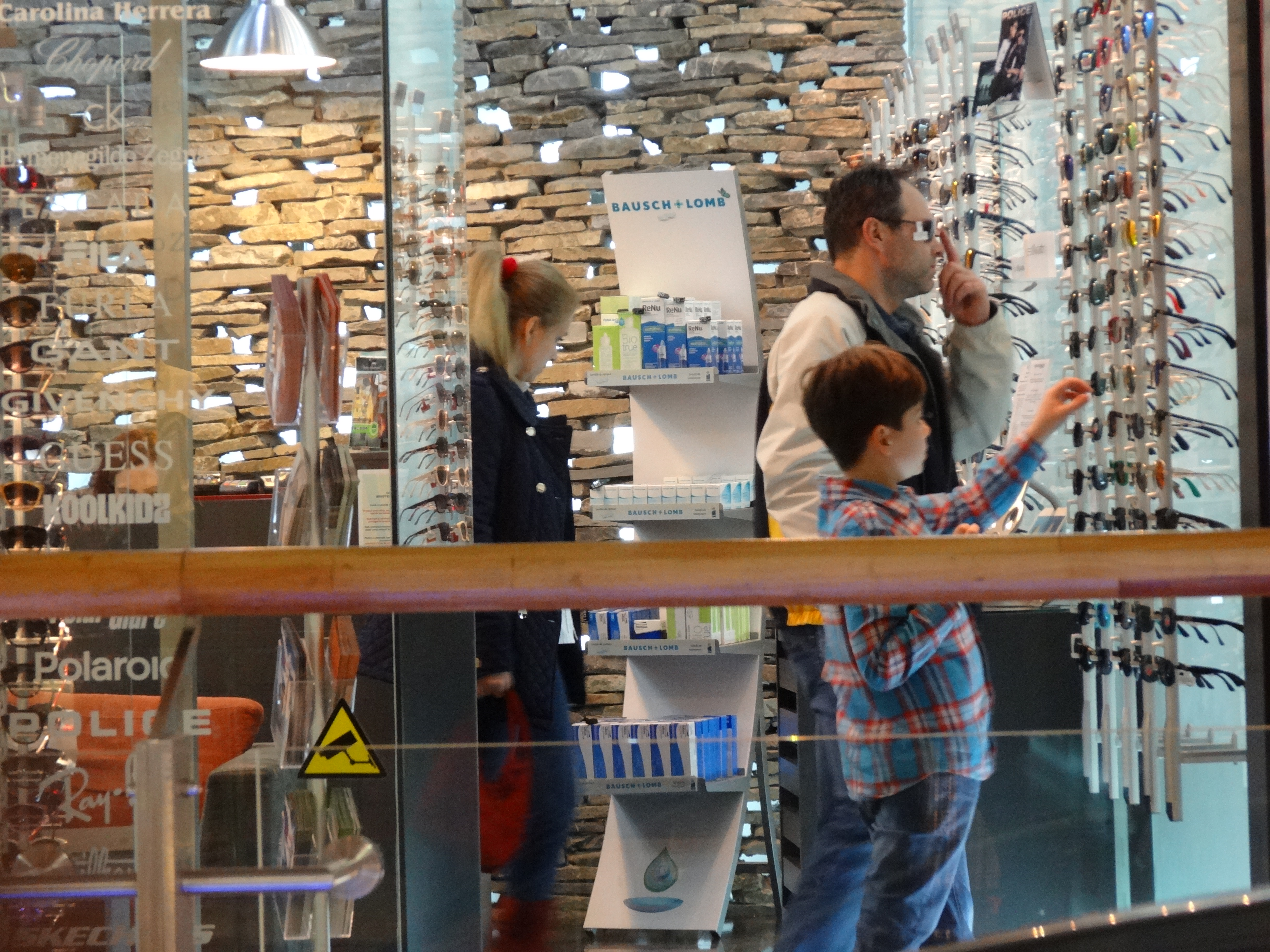 Cei trei sunt fascinati de modelele de ochelari de soare