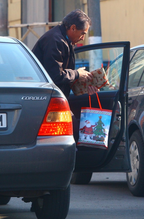 Petre Roman a gafat si i-a dus nepoatei o punga cu Mos Craciun, la inceput de primavara