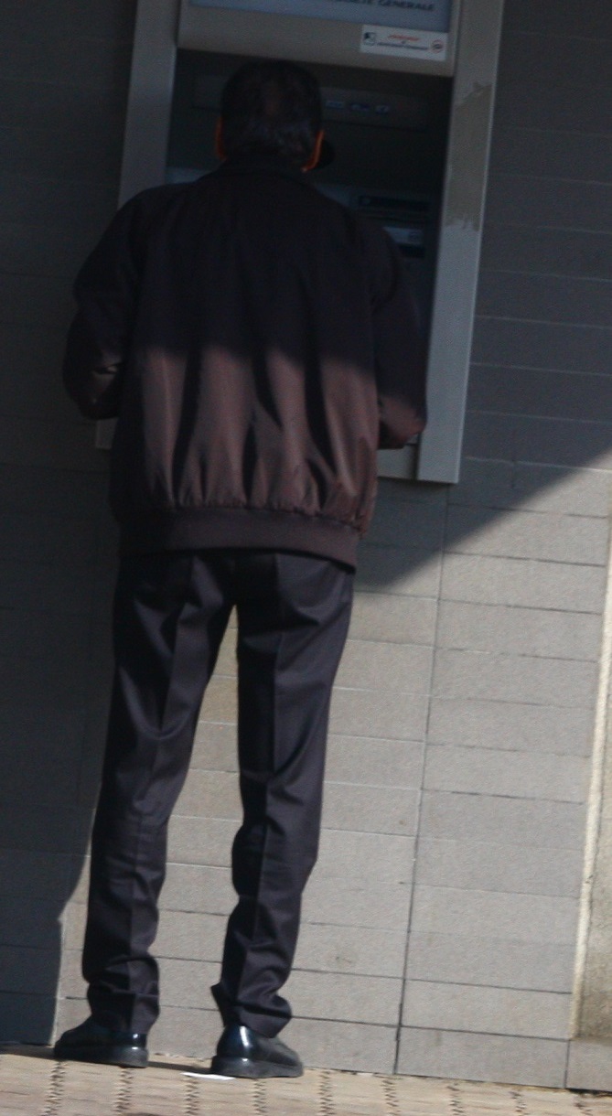 S-a oprit intai la bancomat, de unde e posibil sa fi scos un 