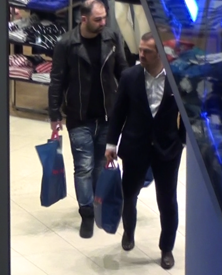 Vasile Geambazi iese din magazin impreuna cu prietenul lui. Imediat se declanseaza alarma