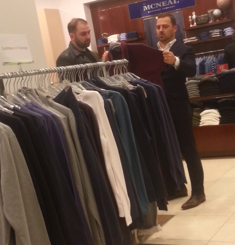 Nepotul lui Gigi Becali se uita atent la haine