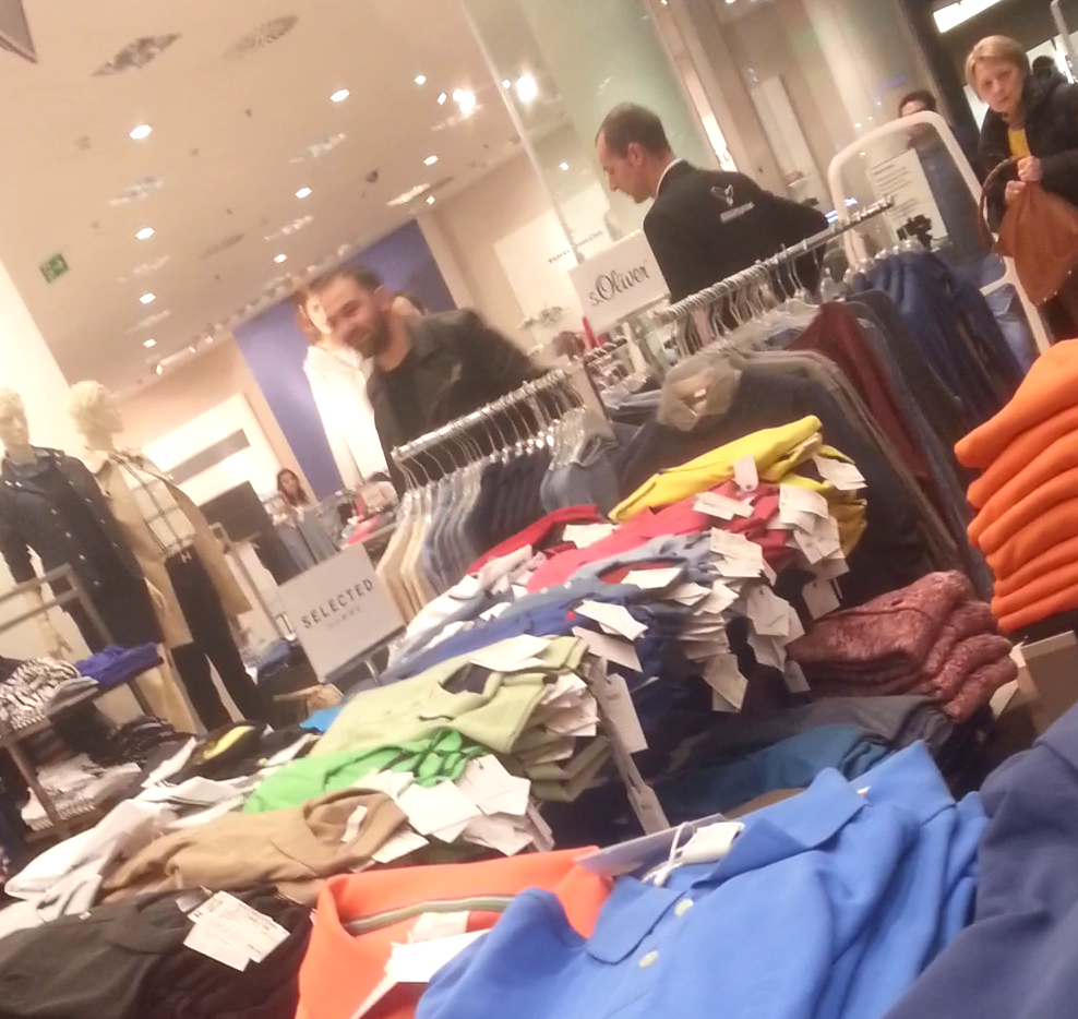 Angajatul de la securitate merge sa verifice cumparaturile celor doi