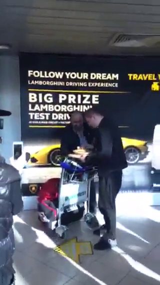 Luptatorul de abia astepta sa guste din preparatele traditionale romanesti