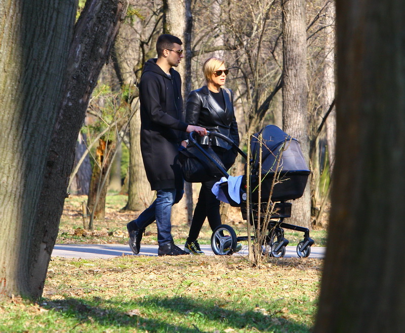 Micutul Maximilian a iesit la plimbare cu tata si bunica