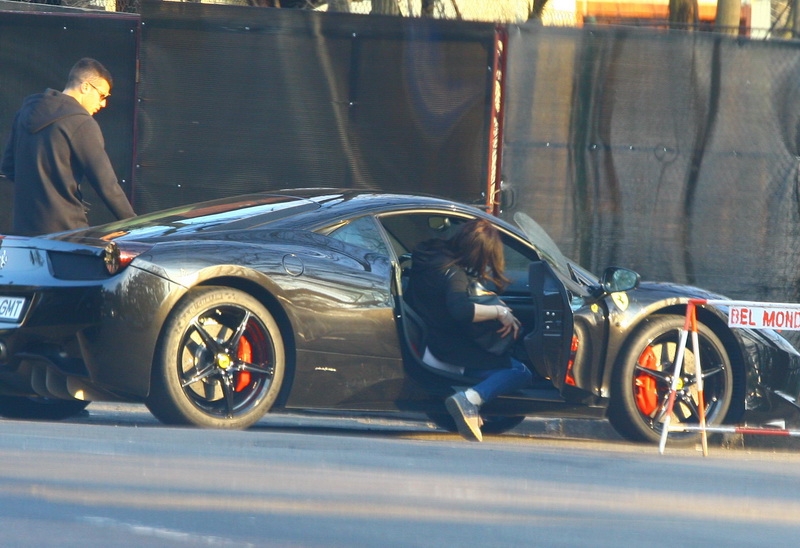 Cum bebelusul nu putea fi dus acasa in Ferrari, iubita stelistului l-a luat pe cel mic cu masina sa, un jeep