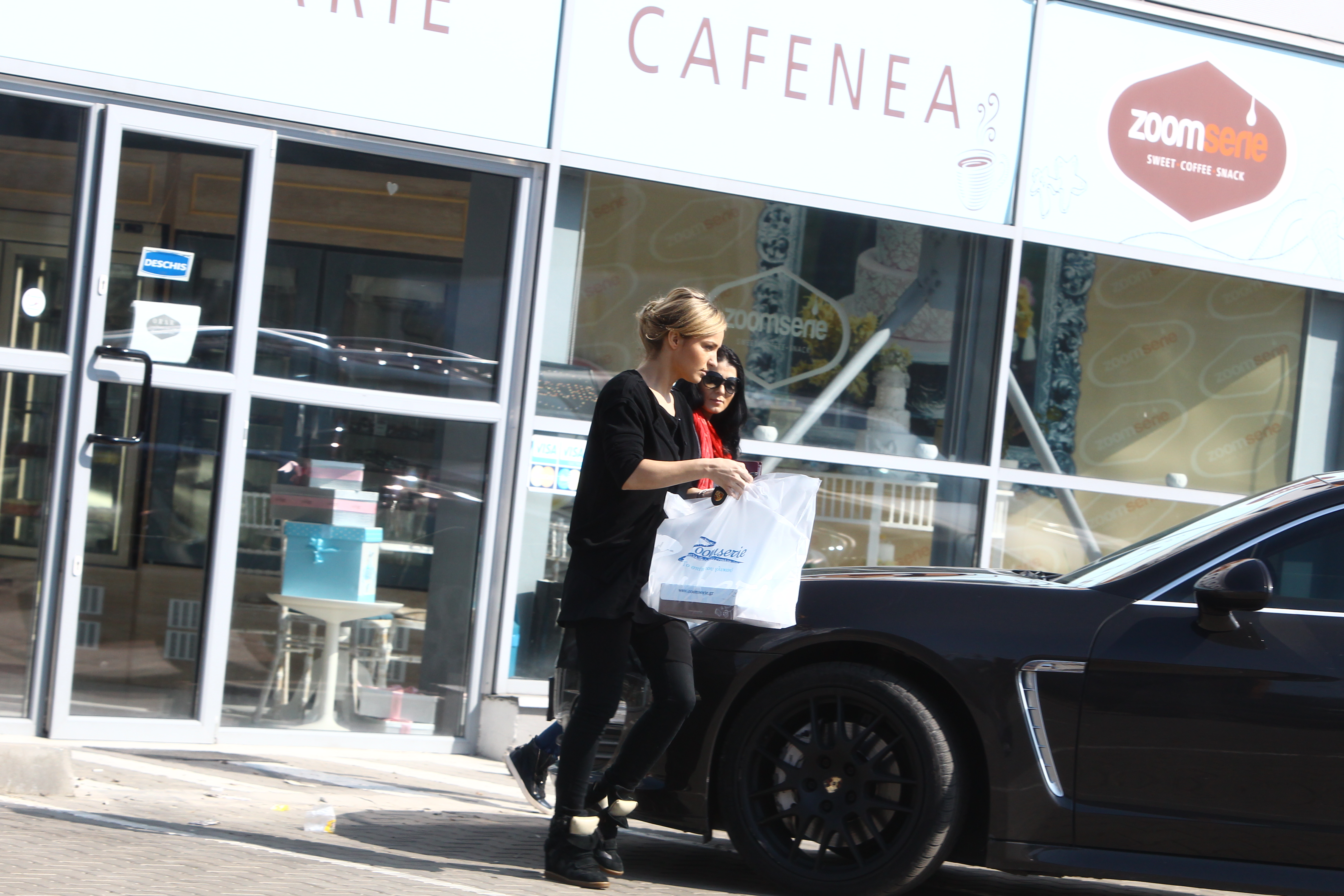 Alina conduce masina sportivului