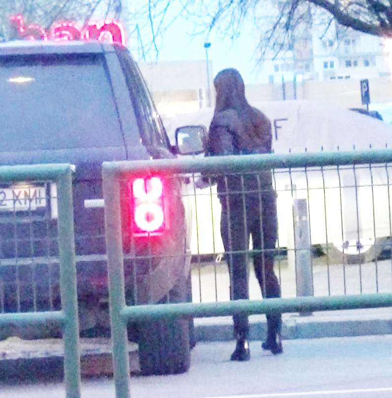 Ajunsa la destinatie, sotia lui Netoiu s-a dat jos din masina