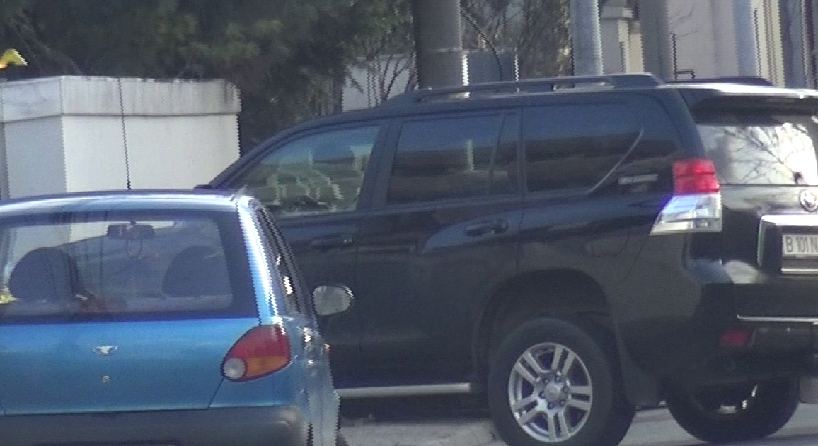 Pe strazile inguste din Bucuresti, Adina Niculae manevreaza cu greu masina de teren