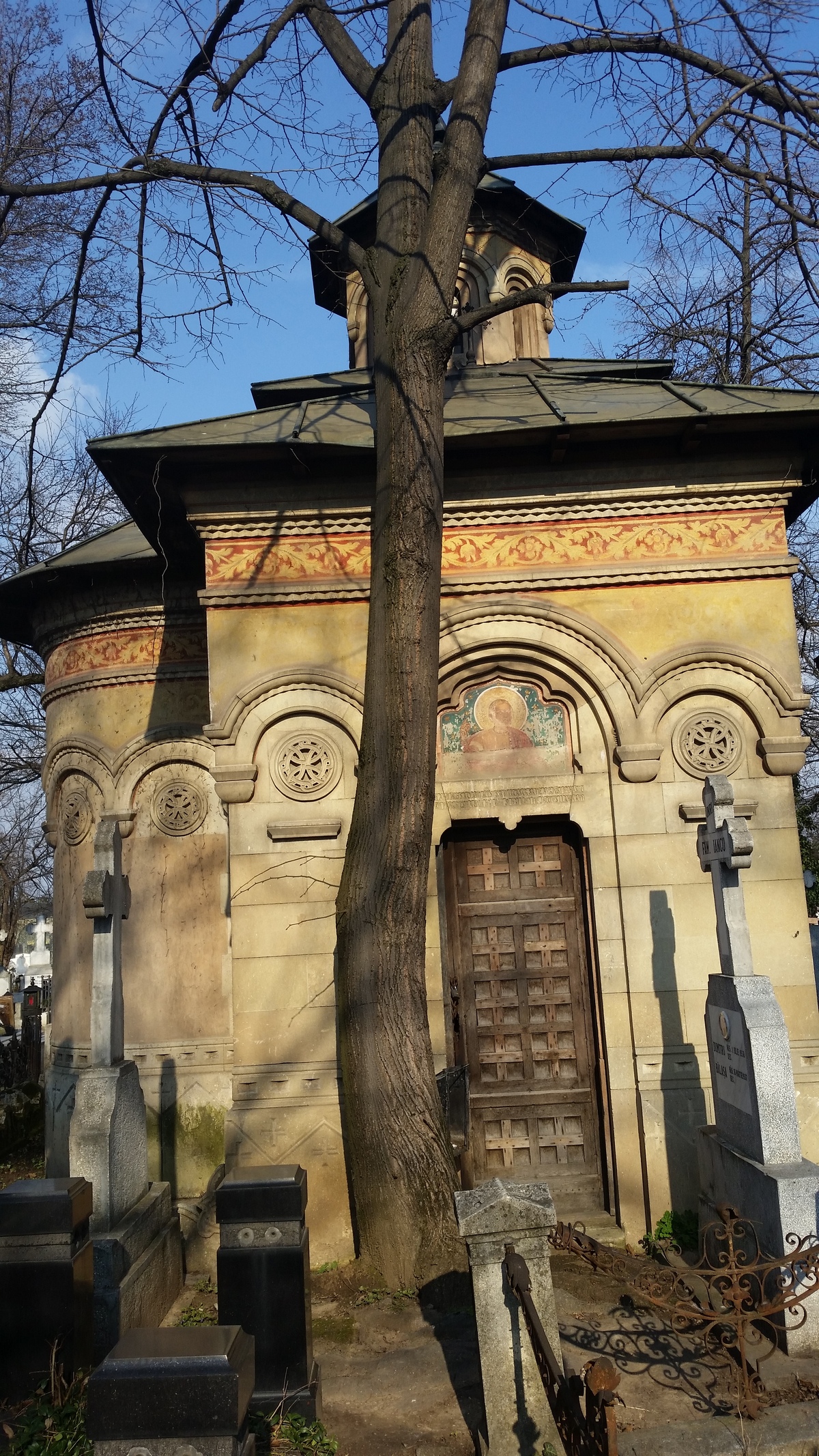 In 2008 edilul sectorului 5 a intrat in posesia criptei, air de atunci aceasta a fost lasata in paragina