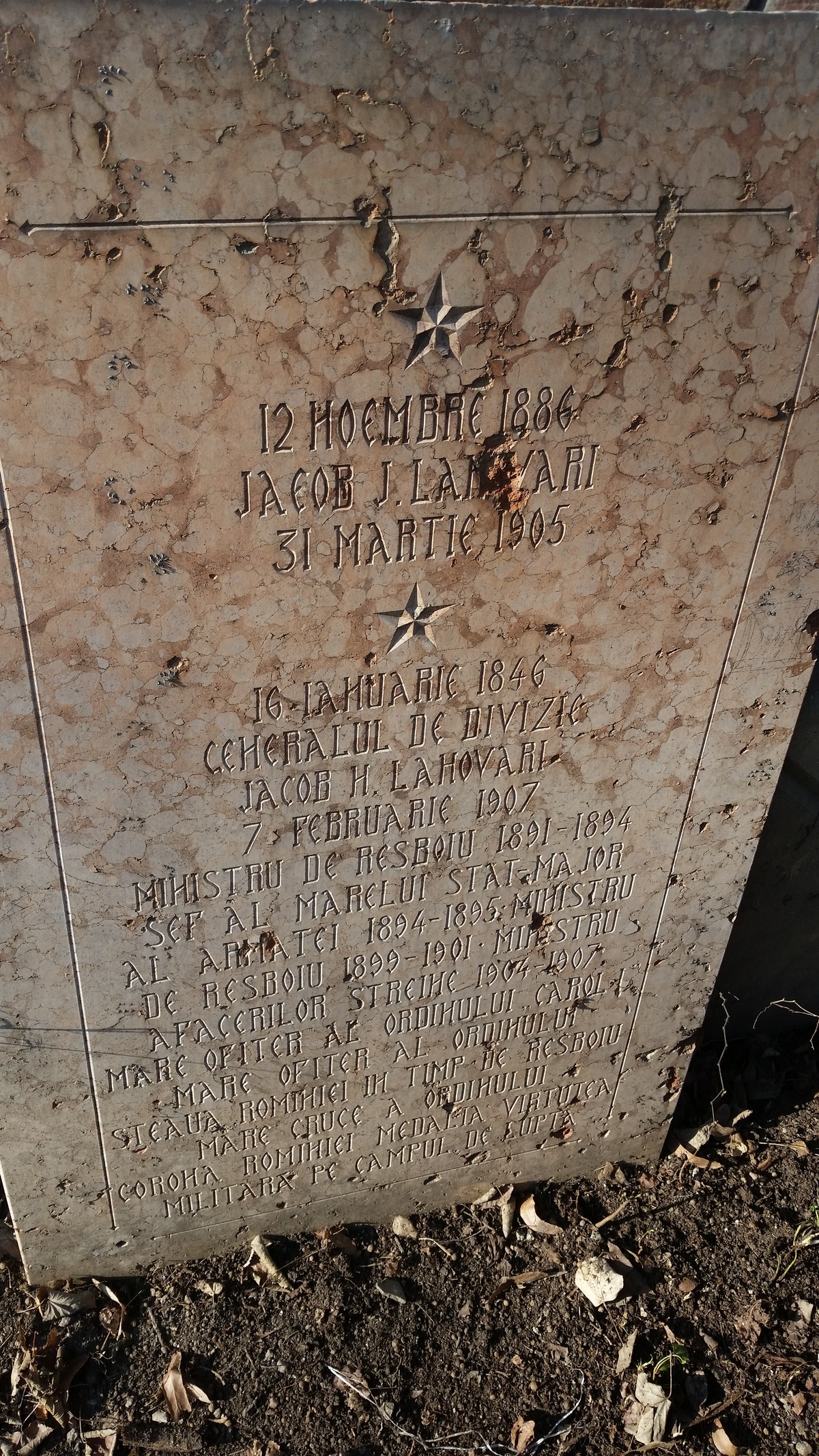 O placa funerara ce aduce aminte de marele general Lahovary sta rezemata ascunsa pe un perete al criptei