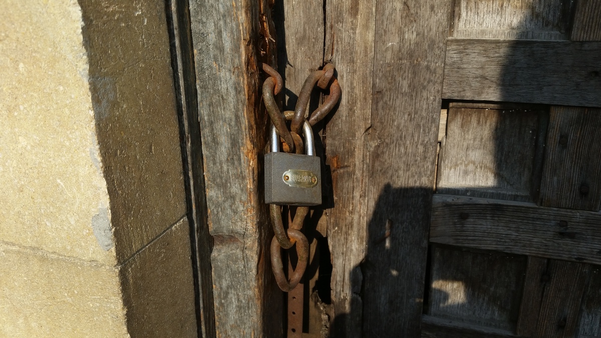 Potrivit unor surse din cadrul ACCU nimeni din familia Vanghelie nu a mai venit de ani buni la cripa familiei Lahovary