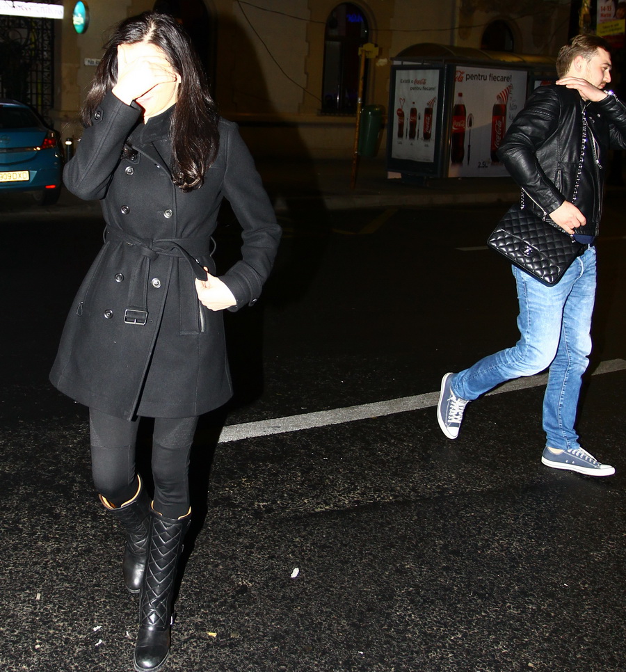 Cristina si amantul! Ea cu mana la fata, el cu geanta ei pe umar