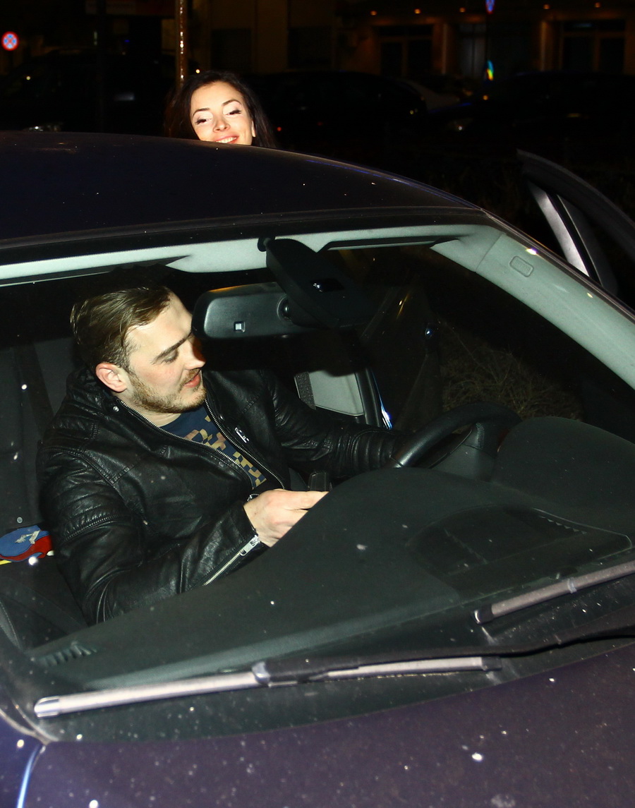 Ca o veritabila doamna, Cristina s-a urcat in masina pe locul din spate si i-a ordonat iubitului sa porneasca