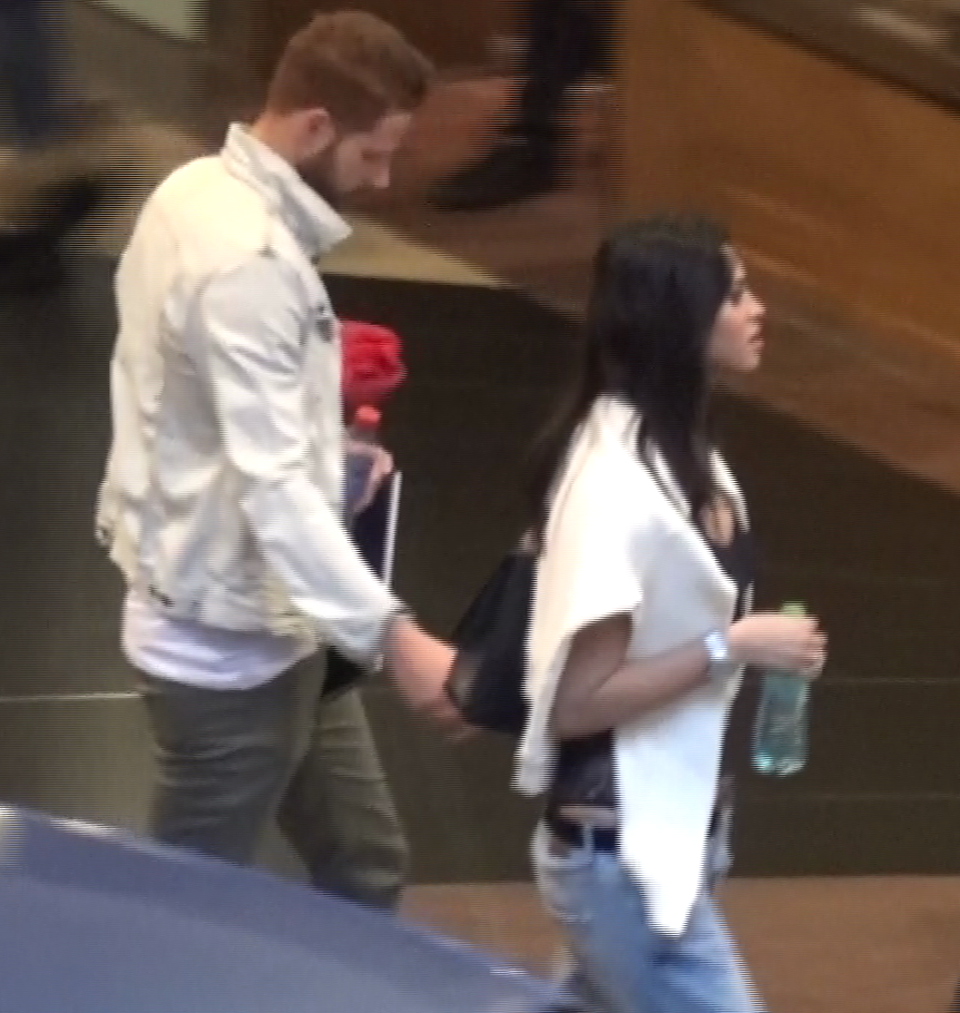 Gecov isi tine iubita de mana